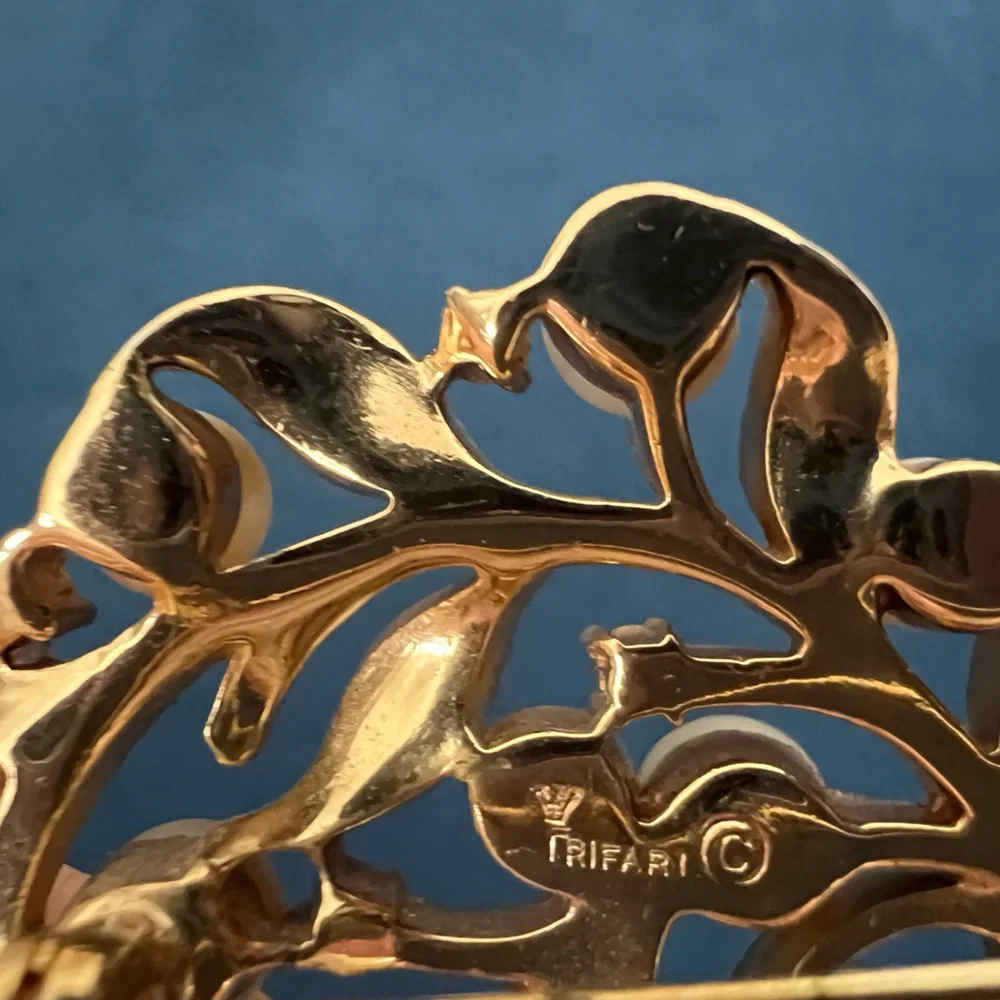 Crown Trifari © Gold Tone Faux Pearl & Rhinestone Leaves Brooch Pin Vintage - Picture 6 of 6